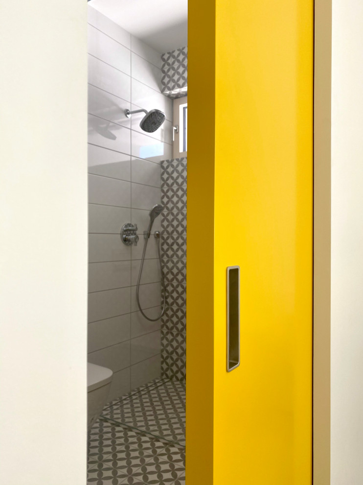 Idées déco pour une salle d'eau contemporaine en bois clair de taille moyenne avec un placard à porte vitrée, une douche à l'italienne, WC suspendus, un carrelage blanc, des carreaux de céramique, un mur blanc, un sol en carrelage de céramique, un sol gris et meuble-lavabo suspendu.