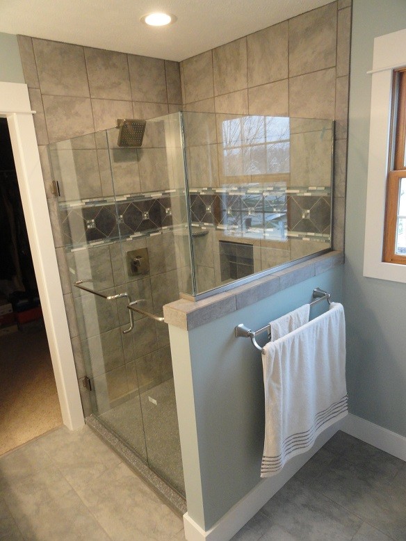 Diseño de cuarto de baño tradicional de tamaño medio con ducha empotrada, baldosas y/o azulejos beige, suelo de baldosas de cerámica y aseo y ducha
