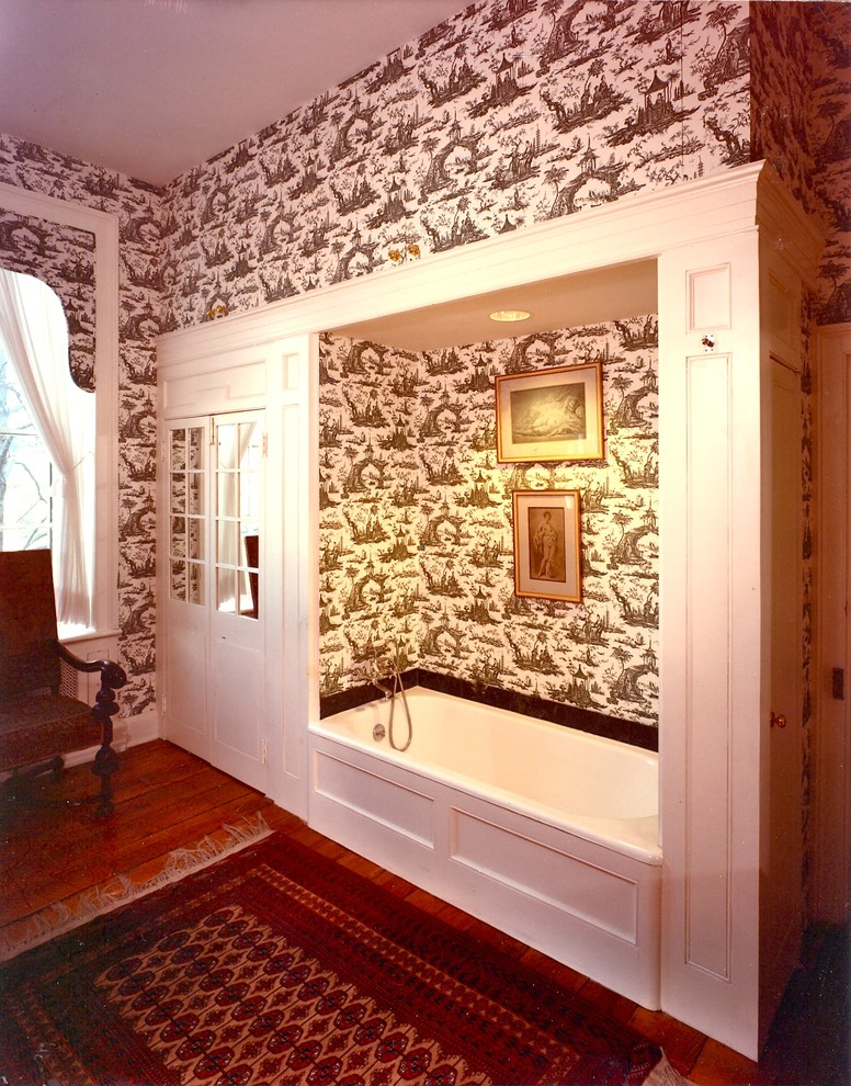 Exempel på ett stort klassiskt en-suite badrum, med luckor med profilerade fronter, vita skåp, ett platsbyggt badkar, flerfärgade väggar och mellanmörkt trägolv