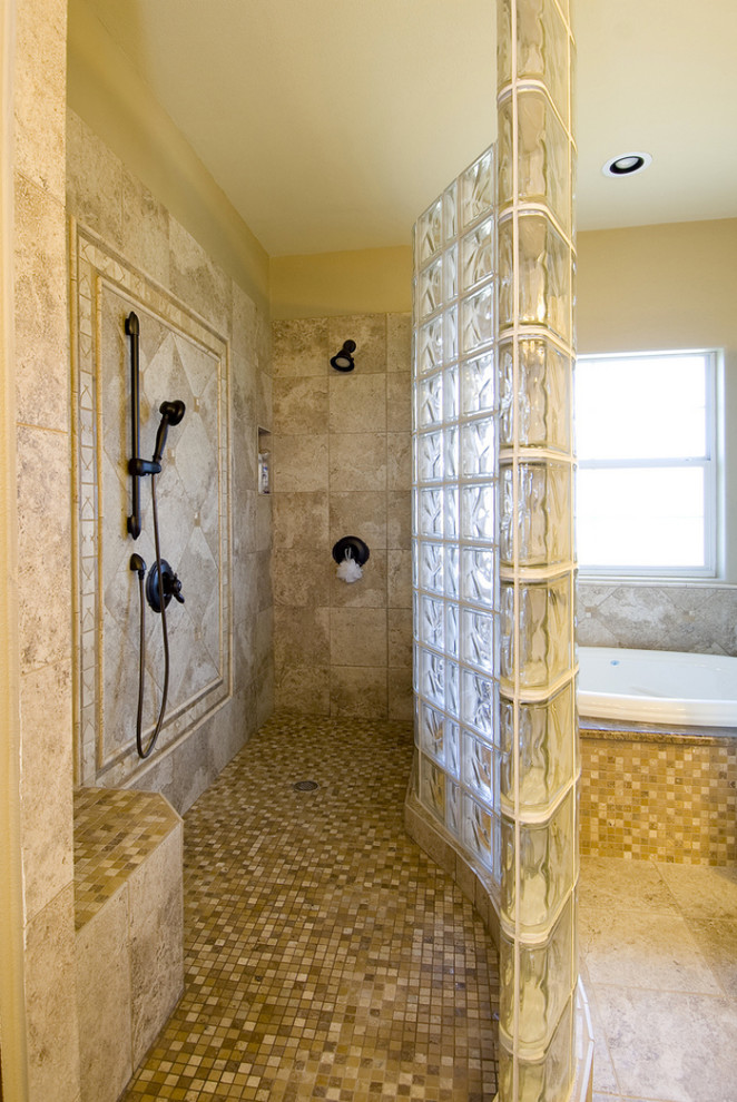 Идея дизайна: большая главная ванная комната в классическом стиле с фасадами с выступающей филенкой, темными деревянными фасадами, двойным душем, разноцветной плиткой, каменной плиткой, бежевыми стенами, полом из травертина, настольной раковиной и столешницей из гранита