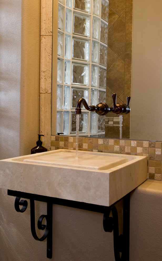 Свежая идея для дизайна: большая главная ванная комната в классическом стиле с фасадами с выступающей филенкой, темными деревянными фасадами, разноцветной плиткой, каменной плиткой, бежевыми стенами, полом из травертина, настольной раковиной, столешницей из гранита и двойным душем - отличное фото интерьера