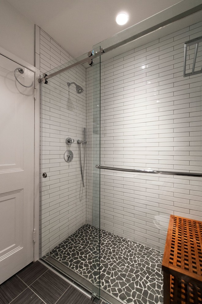 Inspiration pour une salle de bain principale design de taille moyenne avec une douche d'angle, WC à poser, un carrelage blanc, un carrelage métro, un mur blanc, un lavabo suspendu et un plan de toilette en granite.