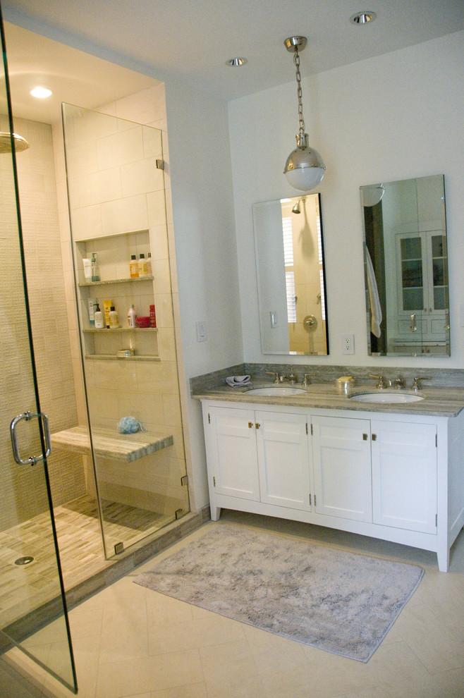 Foto de cuarto de baño clásico renovado de tamaño medio con armarios estilo shaker, puertas de armario blancas, ducha empotrada, baldosas y/o azulejos grises, baldosas y/o azulejos blancos, paredes blancas y lavabo bajoencimera