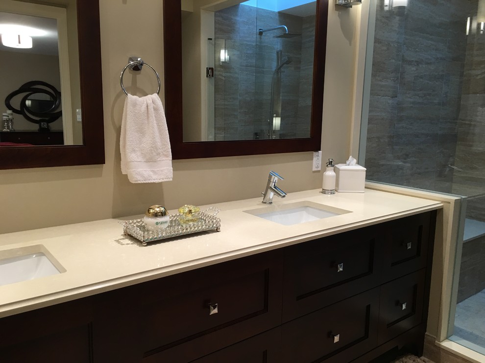 Bild på ett mellanstort vintage en-suite badrum, med skåp i shakerstil, skåp i mellenmörkt trä, en dubbeldusch, beige kakel, porslinskakel, beige väggar, klinkergolv i porslin, ett undermonterad handfat och bänkskiva i kvarts