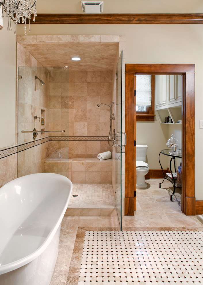 Klassisk inredning av ett stort en-suite badrum, med luckor med upphöjd panel, vita skåp, ett fristående badkar, en dusch i en alkov, keramikplattor, beige väggar, klinkergolv i keramik och ett undermonterad handfat
