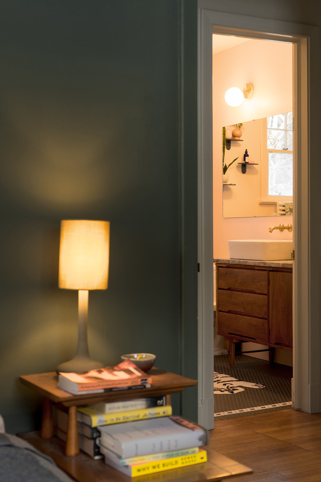 Inredning av ett klassiskt litet grå grått en-suite badrum, med möbel-liknande, skåp i mellenmörkt trä, ett badkar i en alkov, en dusch/badkar-kombination, en toalettstol med hel cisternkåpa, vit kakel, keramikplattor, rosa väggar, klinkergolv i keramik, ett fristående handfat, marmorbänkskiva, svart golv och dusch med duschdraperi