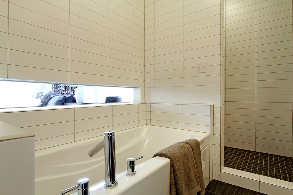 Esempio di una stanza da bagno design con vasca ad alcova, doccia alcova e piastrelle bianche