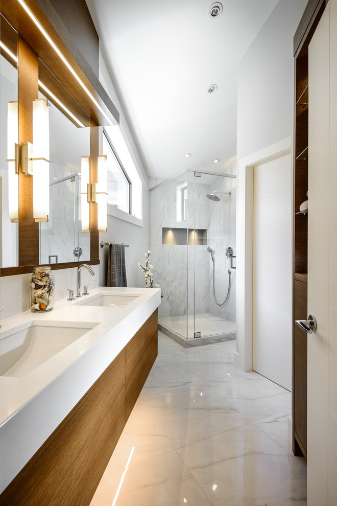 Свежая идея для дизайна: узкая и длинная ванная комната в современном стиле с угловым душем и мраморным полом - отличное фото интерьера