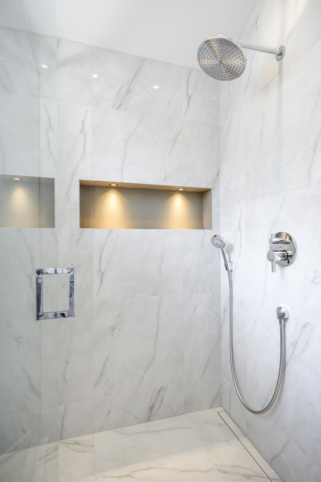 Immagine di una stanza da bagno padronale contemporanea di medie dimensioni con doccia ad angolo, piastrelle bianche, piastrelle in gres porcellanato e pavimento in gres porcellanato