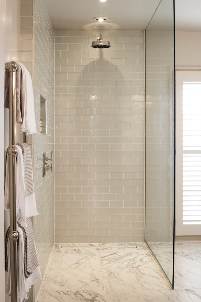 Diseño de cuarto de baño tradicional con ducha abierta y ducha con puerta con bisagras