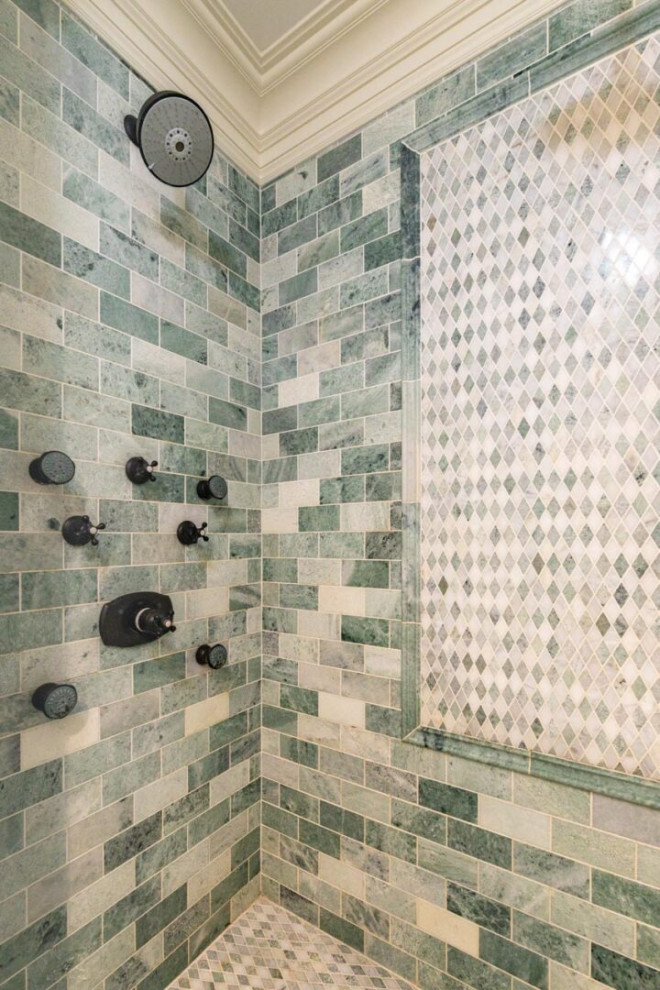 Exempel på ett stort klassiskt flerfärgad flerfärgat en-suite badrum, med möbel-liknande, skåp i mörkt trä, ett badkar med tassar, en dusch i en alkov, en toalettstol med separat cisternkåpa, vit kakel, marmorkakel, svarta väggar, marmorgolv, ett undermonterad handfat, marmorbänkskiva, flerfärgat golv och dusch med gångjärnsdörr