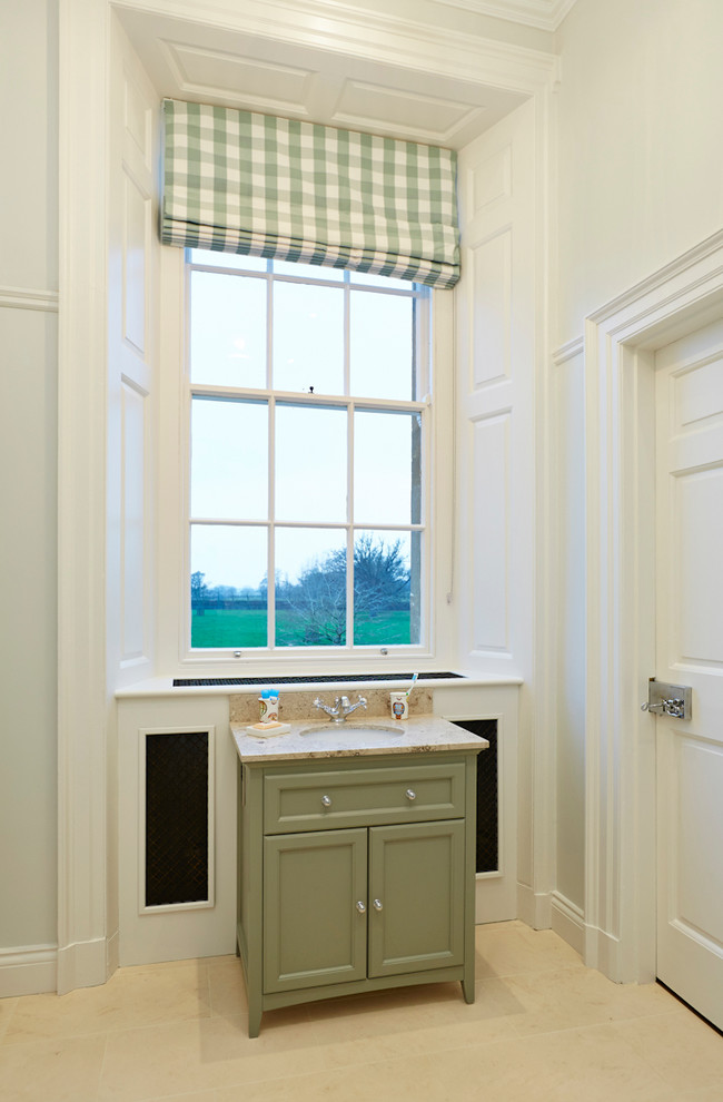 Inspiration för mellanstora badrum, med ett nedsänkt handfat, skåp i shakerstil, gröna skåp, marmorbänkskiva, beige väggar och kalkstensgolv
