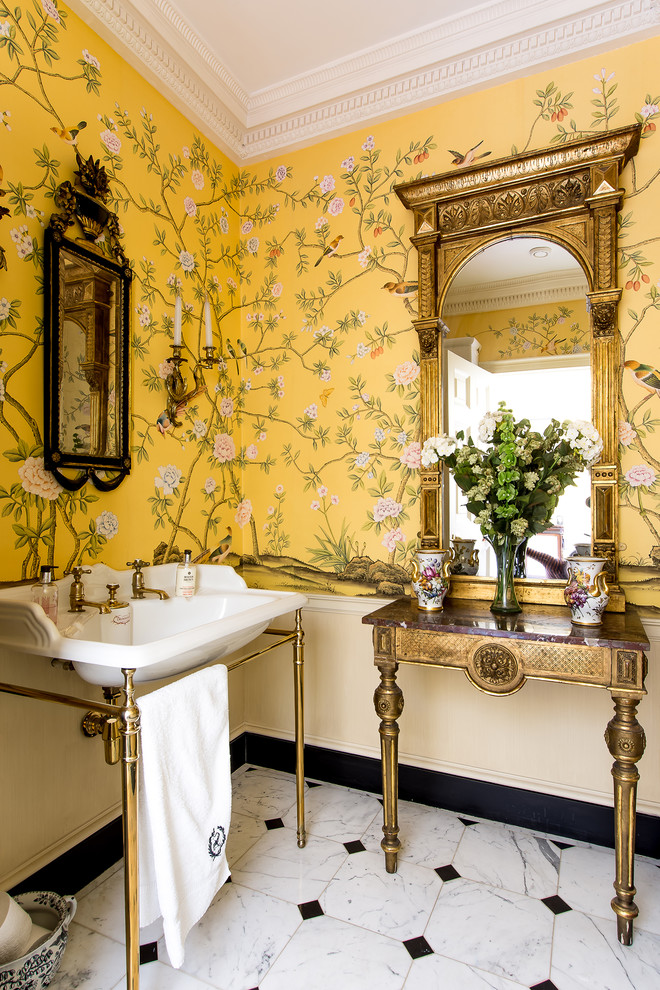 Idées déco pour une salle de bain classique de taille moyenne avec un sol en marbre, un plan vasque, un sol blanc et un mur jaune.