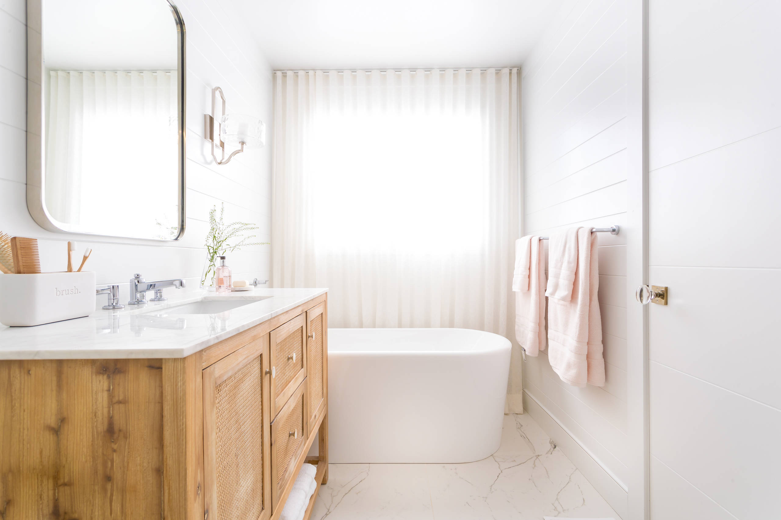 10 Beautiful White and Wood Bathrooms