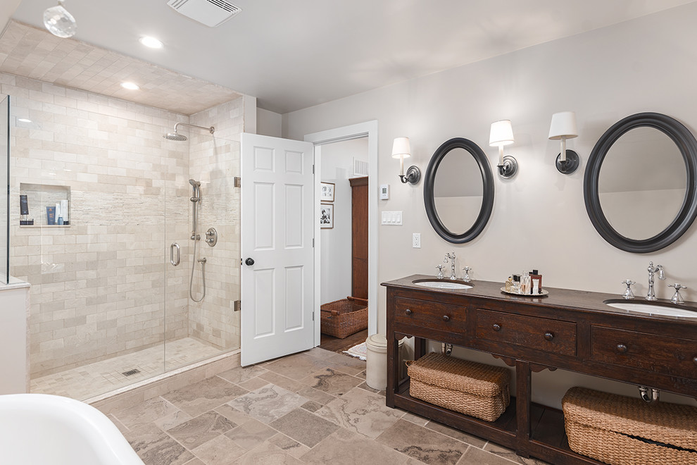 Idee per una stanza da bagno country con pavimento in pietra calcarea e pavimento multicolore