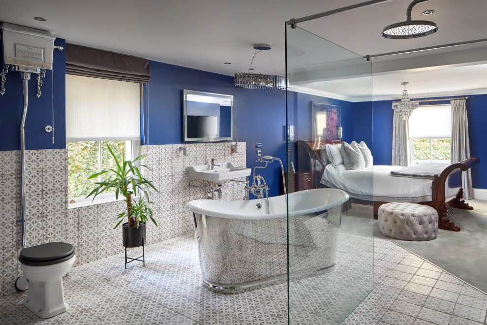 Idées déco pour une salle de bain classique avec une baignoire indépendante, un carrelage gris, un mur bleu, un plan vasque, un sol gris et meuble simple vasque.