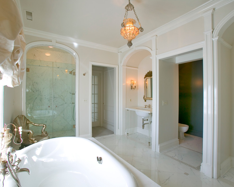 Foto på ett stort vintage en-suite badrum, med ett konsol handfat, marmorbänkskiva, ett platsbyggt badkar, en dusch i en alkov, en bidé, vit kakel, stenkakel, vita väggar, marmorgolv och öppna hyllor