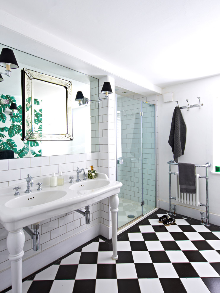 Foto de cuarto de baño tradicional renovado de tamaño medio con ducha esquinera, baldosas y/o azulejos blancos, baldosas y/o azulejos de cemento, paredes blancas, lavabo tipo consola y suelo multicolor