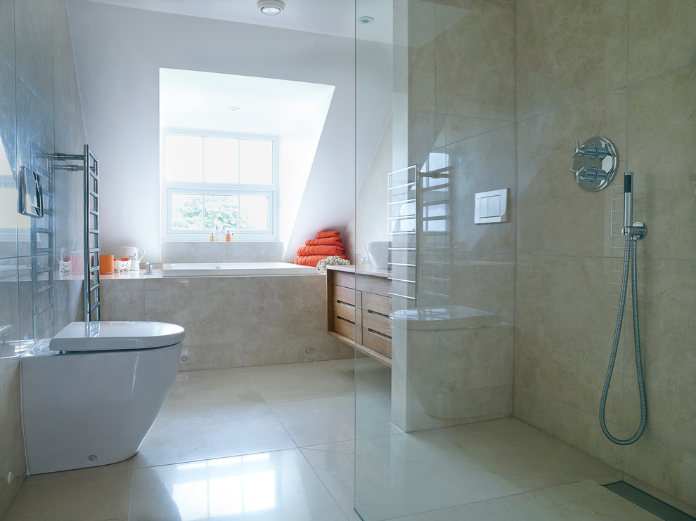 Inspiration pour une salle de bain minimaliste de taille moyenne avec une grande vasque, une douche ouverte, WC à poser, un mur bleu et un sol en marbre.