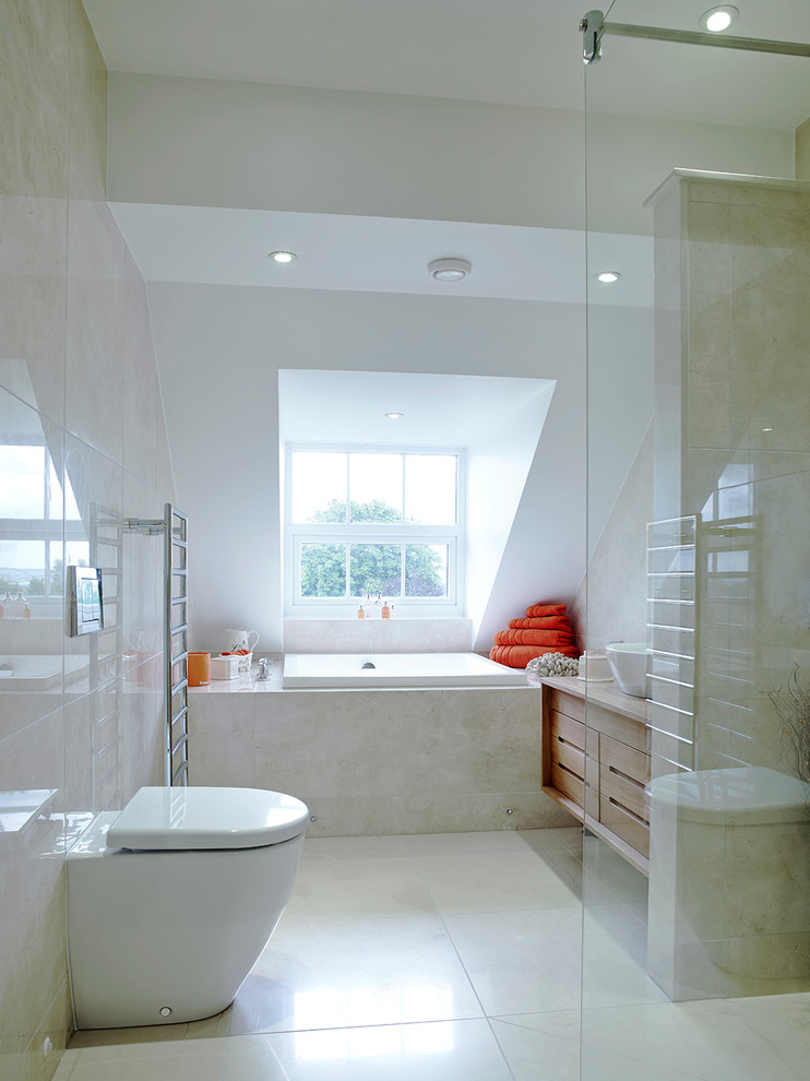 На фото: ванная комната среднего размера в стиле неоклассика (современная классика) с открытым душем, унитазом-моноблоком, мраморным полом, бежевой плиткой, бежевыми стенами и открытым душем с
