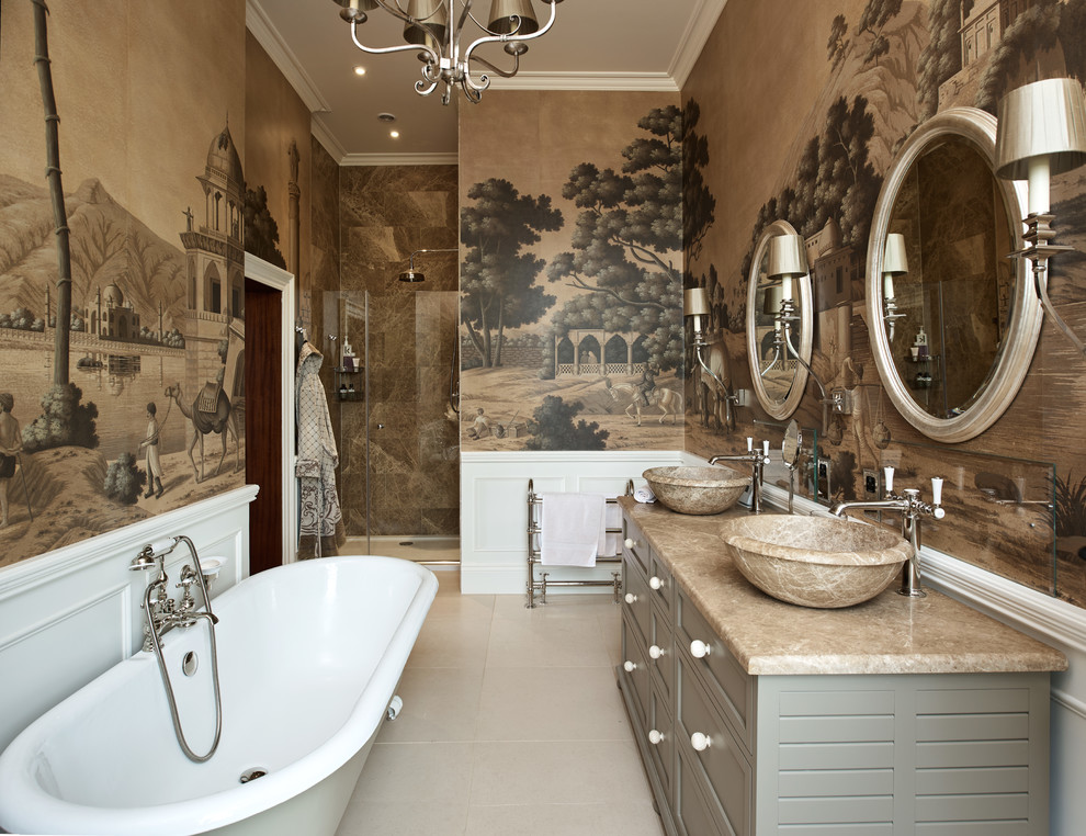 Ejemplo de cuarto de baño principal tradicional con puertas de armario verdes, paredes multicolor, lavabo sobreencimera, suelo beige, encimeras beige y armarios estilo shaker