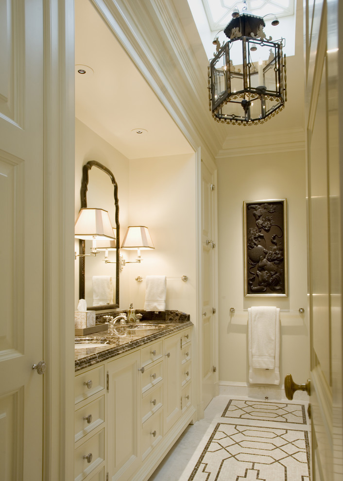 Foto de cuarto de baño largo y estrecho tradicional con baldosas y/o azulejos en mosaico