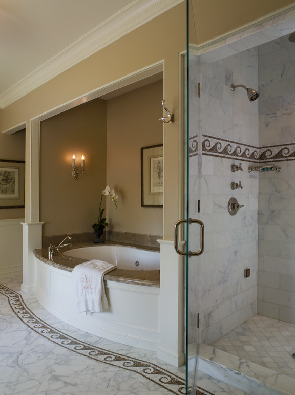 Esempio di una stanza da bagno tradizionale con ante con riquadro incassato, ante bianche, vasca ad alcova, doccia a filo pavimento, piastrelle bianche e piastrelle in pietra
