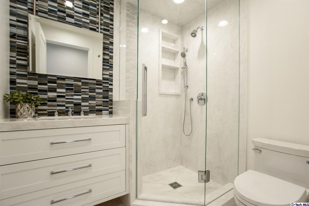 Стильный дизайн: маленькая ванная комната в современном стиле с фасадами в стиле шейкер, белыми фасадами, угловым душем, коричневой плиткой, стеклянной плиткой, белыми стенами, душевой кабиной и мраморной столешницей для на участке и в саду - последний тренд