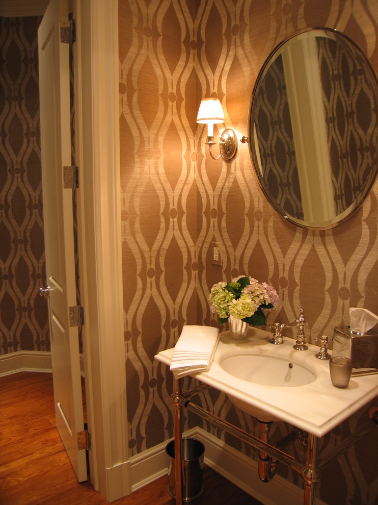 Пример оригинального дизайна: ванная комната среднего размера в стиле неоклассика (современная классика) с открытыми фасадами, белыми фасадами, паркетным полом среднего тона, душевой кабиной, мраморной столешницей и белой столешницей