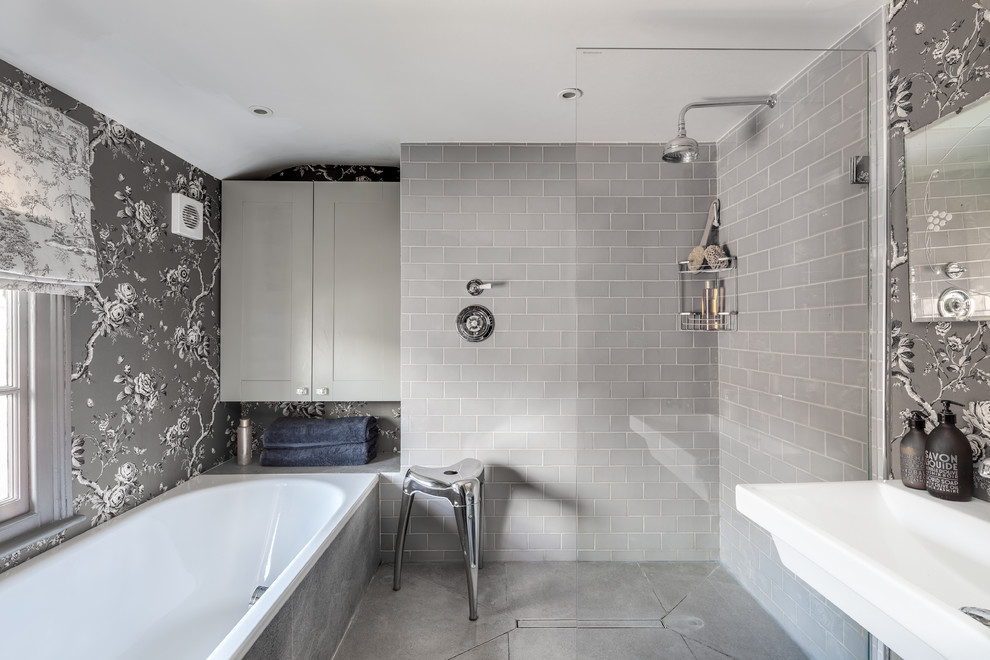 Свежая идея для дизайна: главная ванная комната в стиле неоклассика (современная классика) с серыми фасадами, ванной в нише, открытым душем, серой плиткой, серыми стенами, бетонным полом и открытым душем - отличное фото интерьера