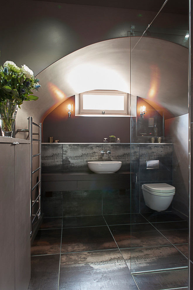На фото: ванная комната в современном стиле с плоскими фасадами, коричневыми фасадами, душем без бортиков, инсталляцией, коричневой плиткой, коричневыми стенами, душевой кабиной, настольной раковиной и открытым душем с