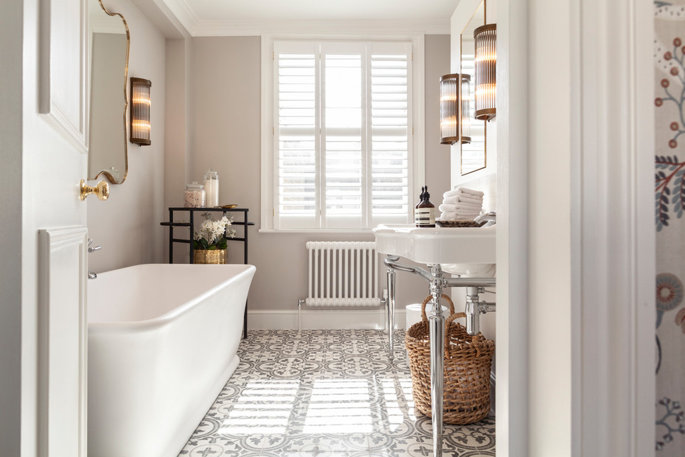 Mittelgroßes Klassisches Badezimmer mit freistehender Badewanne, Duschbadewanne, grauer Wandfarbe, Waschtischkonsole und grauem Boden in London