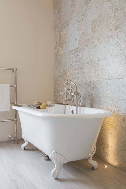 На фото: главная ванная комната среднего размера в стиле модернизм с ванной на ножках, угловым душем, разноцветной плиткой, консольной раковиной и душем с распашными дверями
