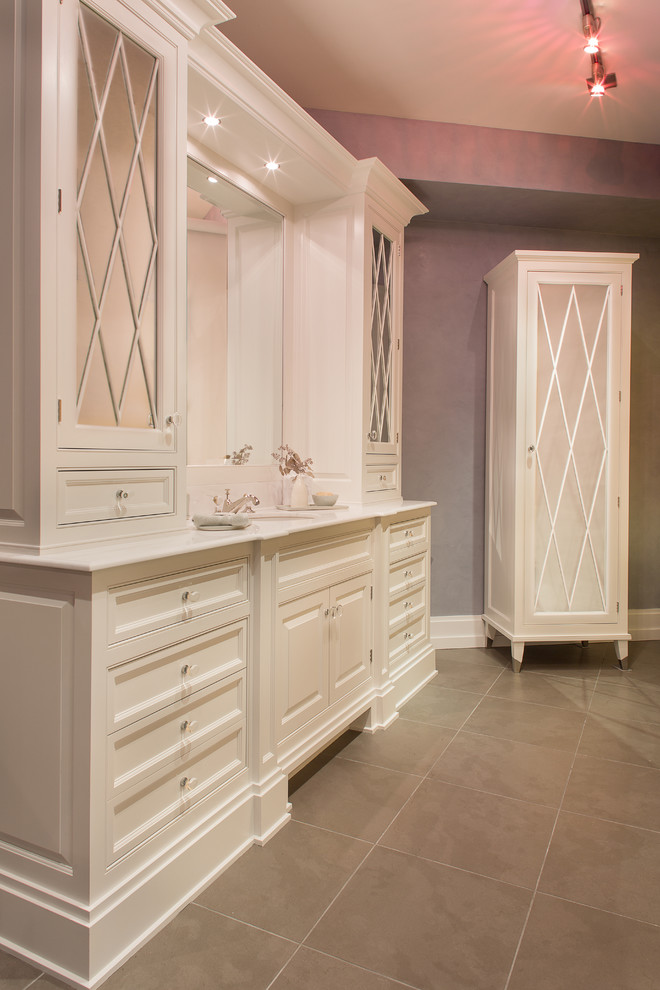 Inredning av ett klassiskt stort en-suite badrum, med luckor med upphöjd panel, vita skåp, grå väggar, klinkergolv i keramik, ett undermonterad handfat och marmorbänkskiva
