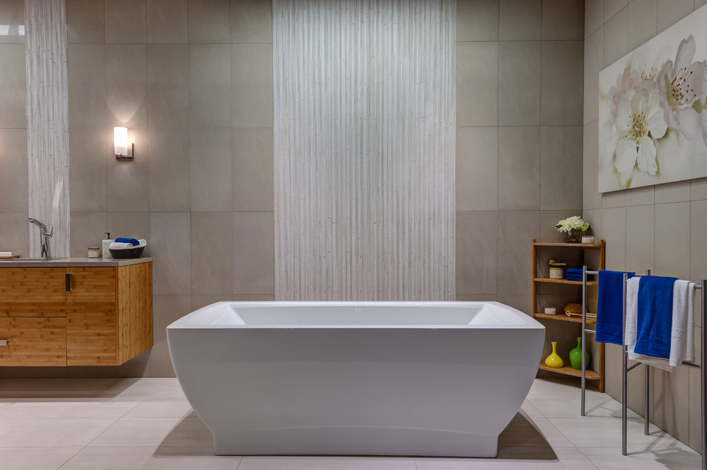 Imagen de cuarto de baño principal moderno con encimera de cuarzo compacto