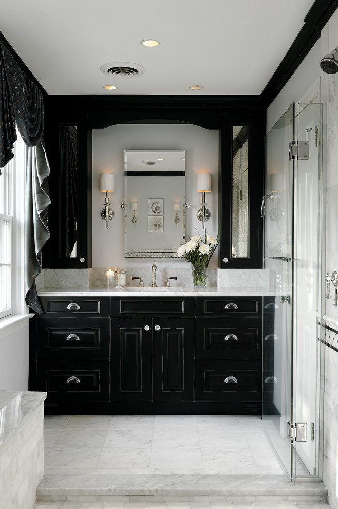 Diseño de cuarto de baño clásico con puertas de armario negras y suelo de mármol