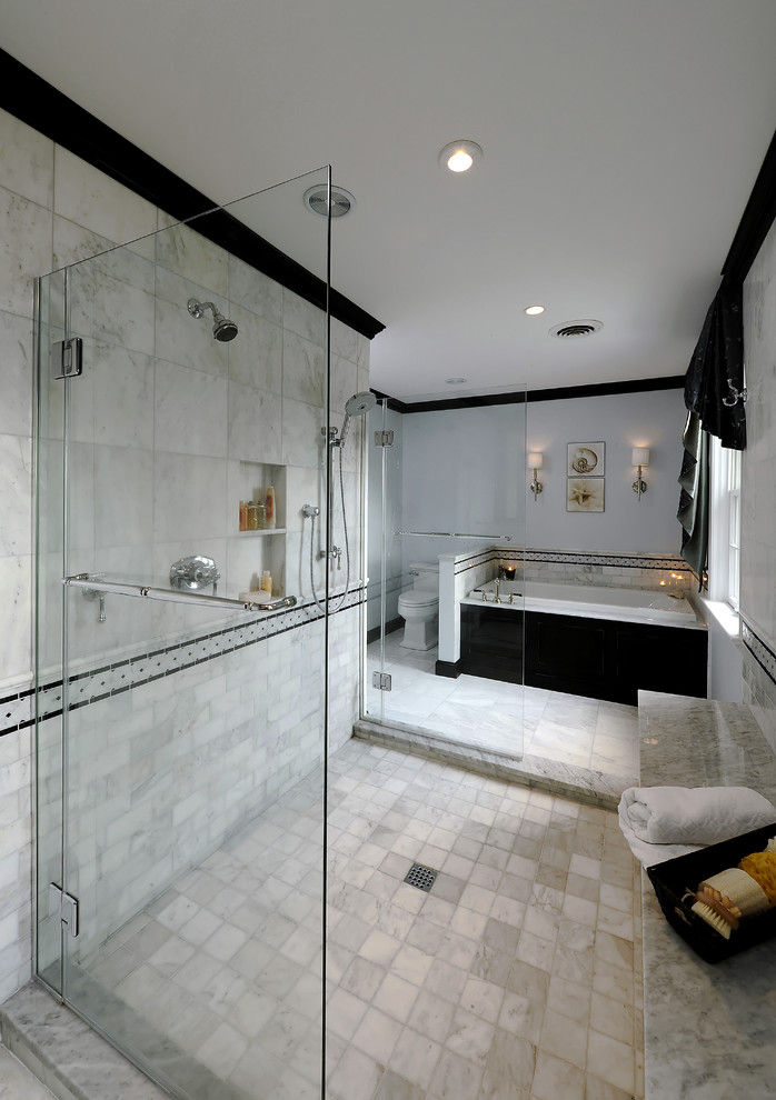Идея дизайна: большая главная ванная комната в классическом стиле с плиткой кабанчик, плоскими фасадами, черными фасадами, накладной ванной, душевой комнатой, раздельным унитазом, серой плиткой, белой плиткой, серыми стенами, мраморным полом, мраморной столешницей, серым полом и открытым душем
