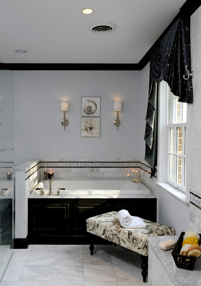 Idéer för att renovera ett stort vintage en-suite badrum, med ett undermonterad handfat, luckor med upphöjd panel, svarta skåp, marmorbänkskiva, ett platsbyggt badkar, en öppen dusch, en toalettstol med separat cisternkåpa, vit kakel, stenkakel, vita väggar och marmorgolv