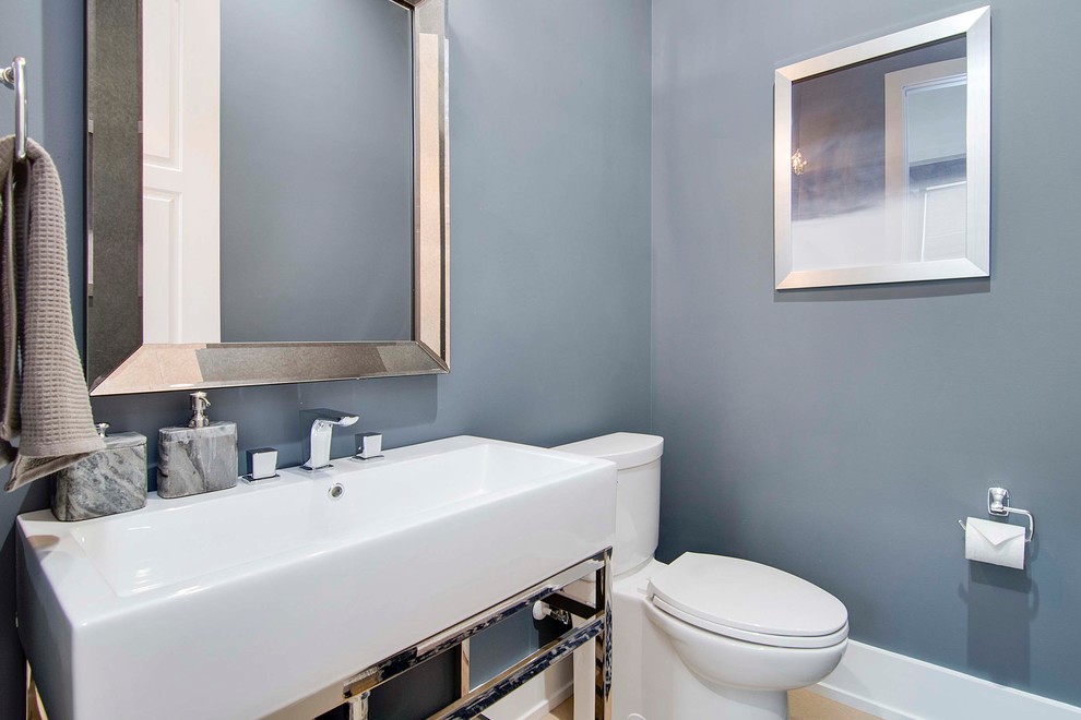 Ejemplo de cuarto de baño costero de tamaño medio con sanitario de dos piezas, baldosas y/o azulejos de cemento, paredes azules, lavabo tipo consola y encimera de mármol