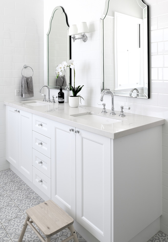 Foto di una stanza da bagno tradizionale con ante con riquadro incassato, ante bianche, piastrelle bianche, lavabo sottopiano, pavimento multicolore e top beige