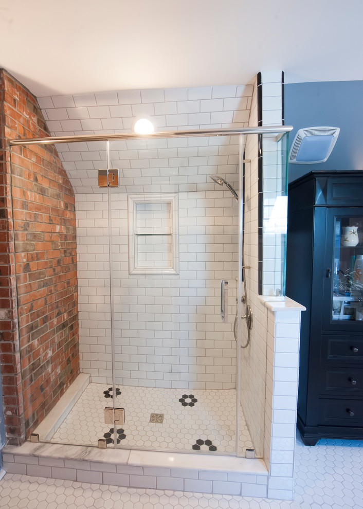 Aménagement d'une salle de bain principale contemporaine de taille moyenne avec un placard avec porte à panneau encastré, des portes de placard noires, une baignoire indépendante, une douche d'angle, un carrelage blanc, des carreaux de céramique, un mur gris, un sol en carrelage de porcelaine, un lavabo posé et un plan de toilette en marbre.