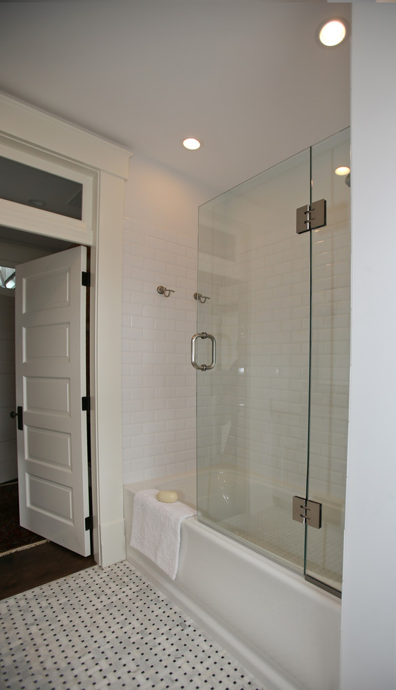 Пример оригинального дизайна: ванная комната в классическом стиле с плоскими фасадами, белыми фасадами, ванной в нише, душем над ванной, белой плиткой, керамогранитной плиткой, серыми стенами и мраморным полом