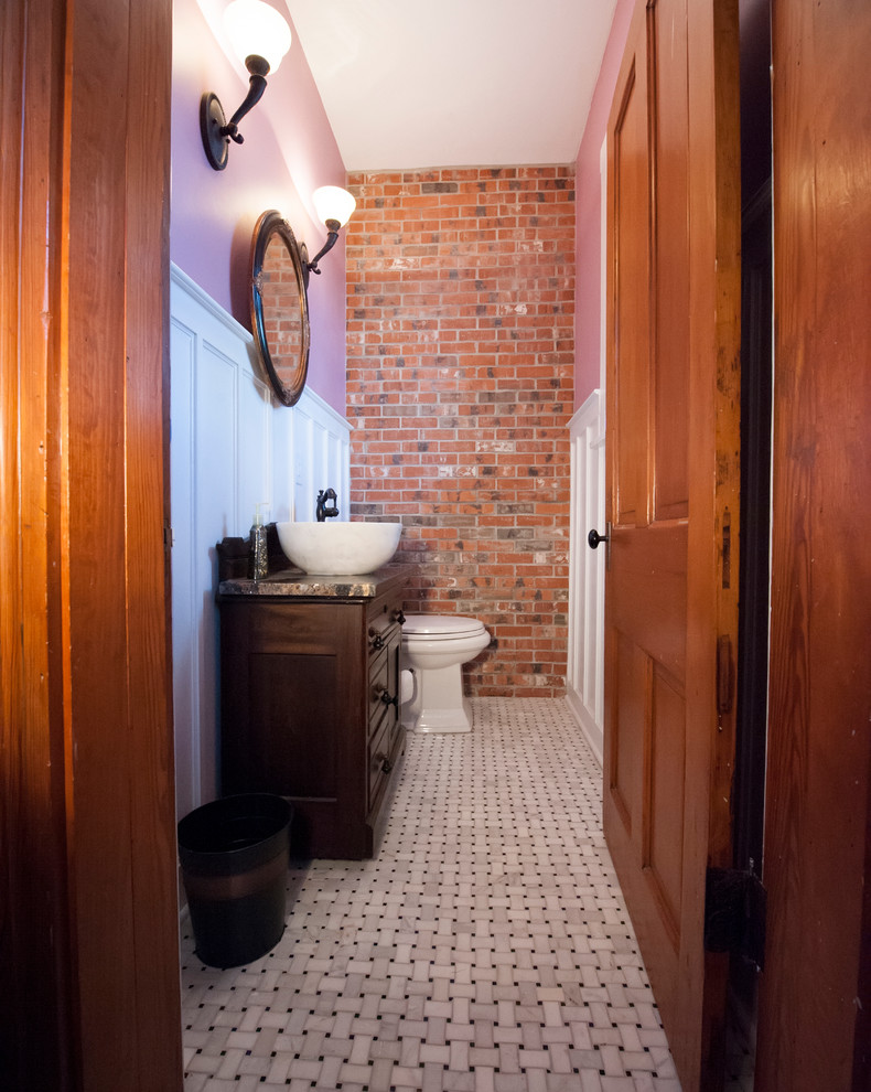 Ispirazione per una piccola stanza da bagno con doccia stile rurale con ante con bugna sagomata, ante nere, pareti viola, pavimento con piastrelle a mosaico, lavabo a bacinella e top in granito