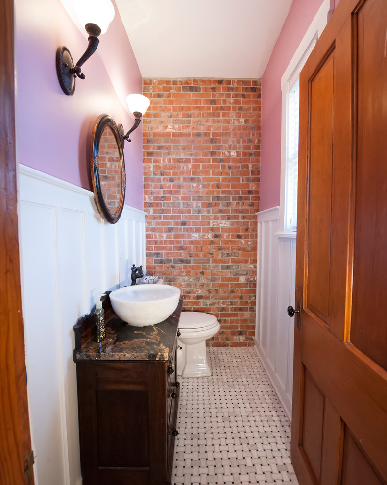 Ejemplo de cuarto de baño rural pequeño con armarios con paneles con relieve, puertas de armario negras, paredes púrpuras, suelo con mosaicos de baldosas, aseo y ducha, lavabo sobreencimera y encimera de granito