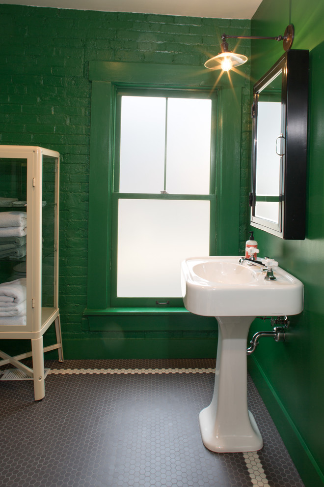 コロンバスにある中くらいなインダストリアルスタイルのおしゃれなバスルーム (浴槽なし) (黒いタイル、緑の壁) の写真