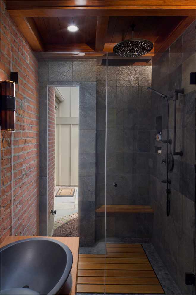 Diseño de cuarto de baño tradicional renovado con baldosas y/o azulejos negros, paredes negras y suelo de madera en tonos medios