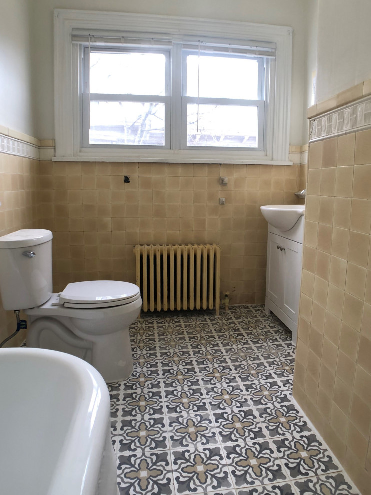 Foto de cuarto de baño tradicional con suelo de azulejos de cemento