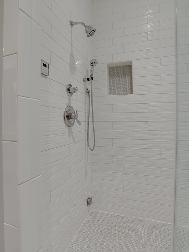 На фото: большая главная ванная комната в стиле неоклассика (современная классика) с фасадами в стиле шейкер, белыми фасадами, отдельно стоящей ванной, серой плиткой, серыми стенами, светлым паркетным полом, врезной раковиной, мраморной столешницей и душем в нише