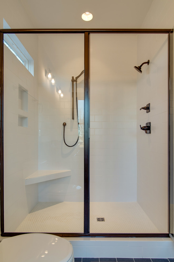 Inspiration pour une douche en alcôve traditionnelle de taille moyenne avec un placard à porte shaker, des portes de placard grises, WC à poser, un mur blanc, un lavabo encastré et un plan de toilette en surface solide.