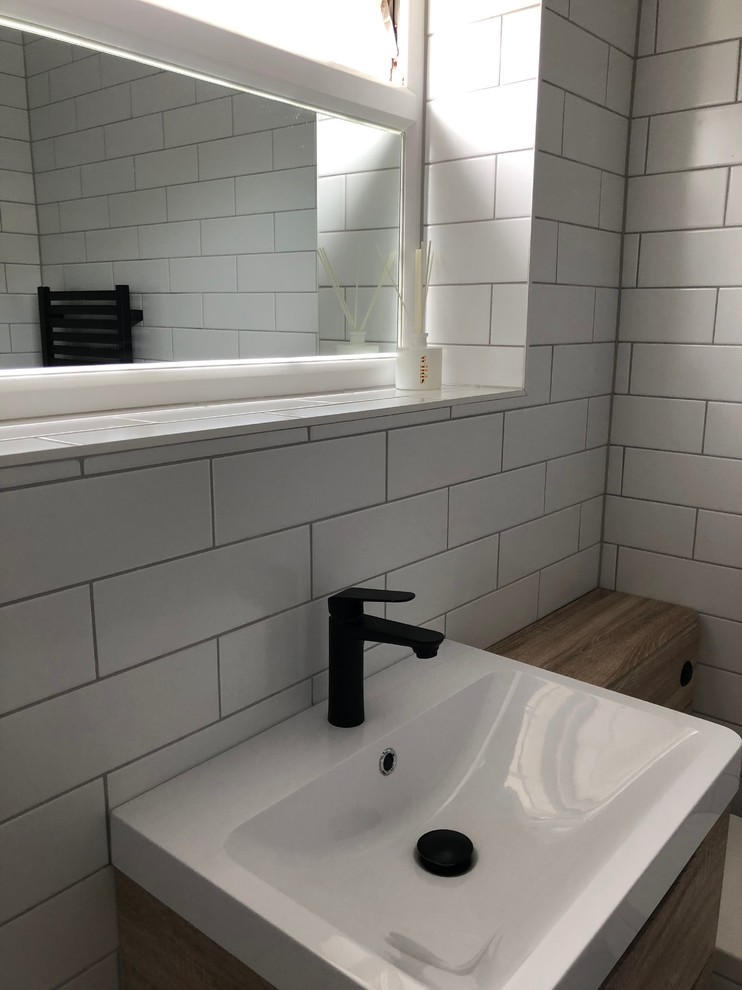 Exemple d'une petite salle de bain scandinave.